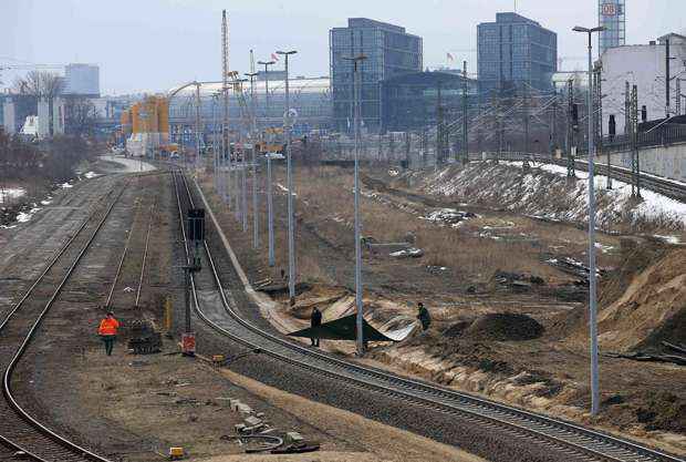 Os serviços ferroviários da capital foram interrompidas e os moradores retirados de suas casas após a descoberta de 100 quilos de bomba não explodida da II Guerra Mundial