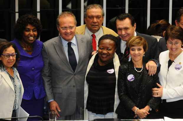 O presidente do Senado, Renan Calheiros, e a presidente da Federação Nacional das Trabalhadoras Domésticas, Creuza Maria Oliveira (D), se abraçaram para tirar uma foto, durante a sessão que promulgou a PEC, no Congresso Nacional