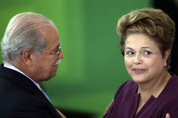 Dilma cumprimenta novo ministro dos Transportes, César Borges, em cerimônia de posse