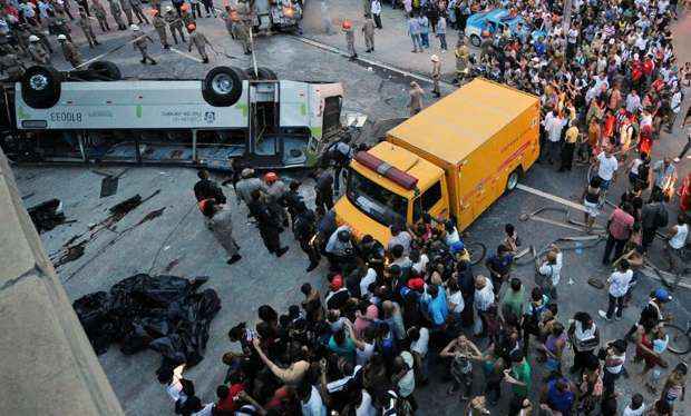 O ônibus despencou do viaduto Brigadeiro Trompowski na altura da Ilha do Governador, na Avenida Brasil