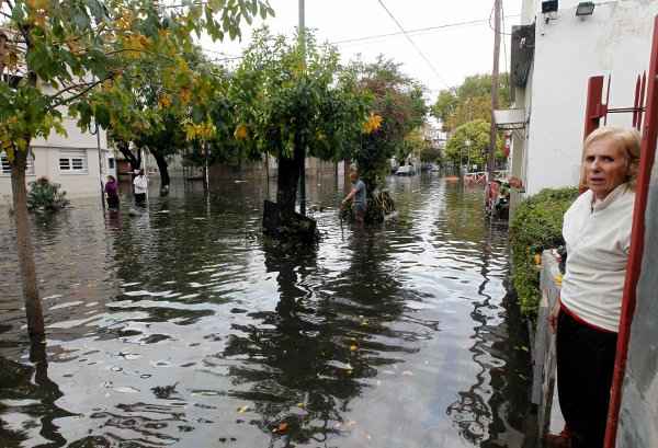 Mortos por temporal sobem para 46 em La Plata e para 54 na Argentina