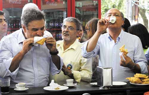 O presidenciável mineiro em tradicional café de Santos, ao lado do governador de São Paulo, Geraldo Alckmin