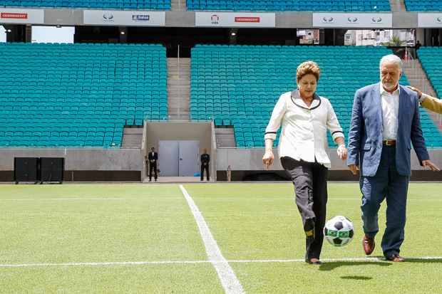 Presidente Dilma Rousseff e Jaques Wagner, Governador do Estado da Bahia, durante cerimônia de inauguração do complexo esportivo cultural Otávio Mangabeira - Arena Fonte Nova