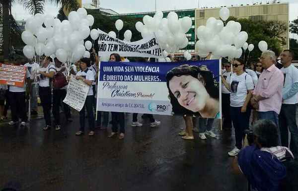 Os manifestantes carregam balões brancos e placas lamentando a morte de Christiane