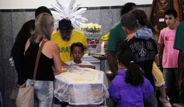 Familiares  e amigos despedem-se do estudante durante velório