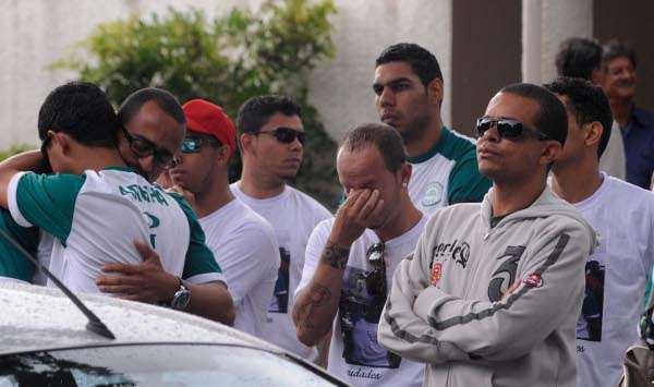 Muita emoção e saudade no cemitério Campo da Esperança no dia do enterro de José Chaves