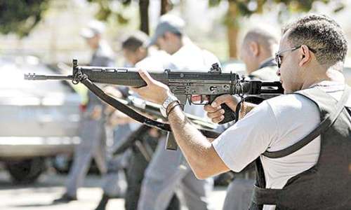 PMs em treinamento com armas de fogo: programas criados recentemente tornaram a reciclagem compulsória