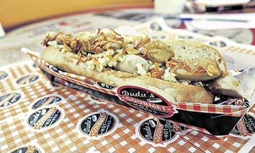 Uma das opções do Dudu's Hot Dog tem fígado gordo de pato ou de ganso, o foie gras: o lanche sofisticado custa R$ 29,90