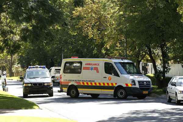 Ambulância que transporta o ex-presidente sul-africano Nelson Mandela chega em sua casa, em Houghton