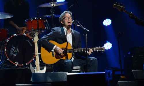 Eric Clapton completou 68 anos e quis celebrar a data cantando com amigos ilustres