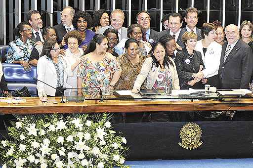 Senado promulga a PEC das Domésticas, considerada um marco na história do país, por igualar os direitos de todos os trabalhadores