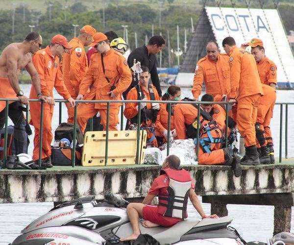 Rapaz de 25 anos foi nadar junto com quatro amigos na manhã deste domingo