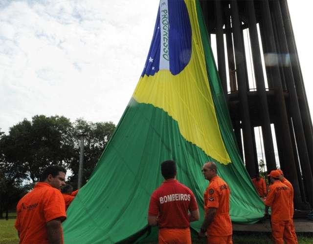 A cerimônia de substituição da Bandeira Nacional, no mastro da Praça dos Três Poderes, foi realizada sob a responsabilidade do Governo do Distrito Federal, estiveram presentes autoridades civis e militares