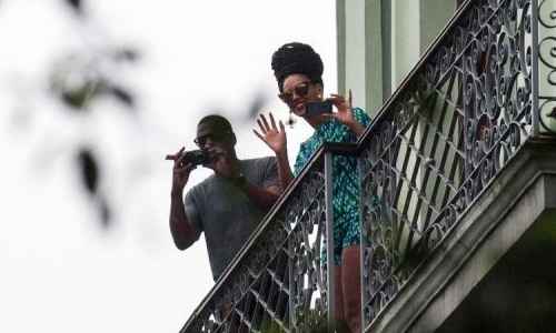 Beyoncé acena para os fãs, ao lado do marido Jay Z, em hotel de Havana