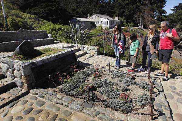 Os restos mortais de Neruda estão no túmulo em sua casa transformada em museu, situada na localidade de Isla Negra, no litoral central do Chile