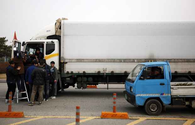 Motorista de caminhão sul-coreano (E) volta do complexo industrial de Kaesong na zona desmilitarizada que separa o duas Coreias