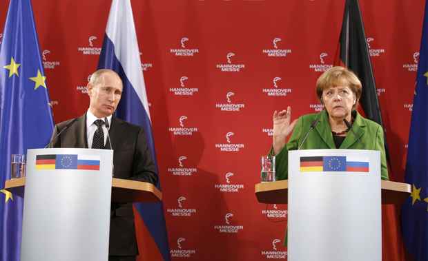 O presidente russo, Vladimir Putin, e a chanceler alemã, Angela Merkel em coletiva de imprensa na Feira de Hanover