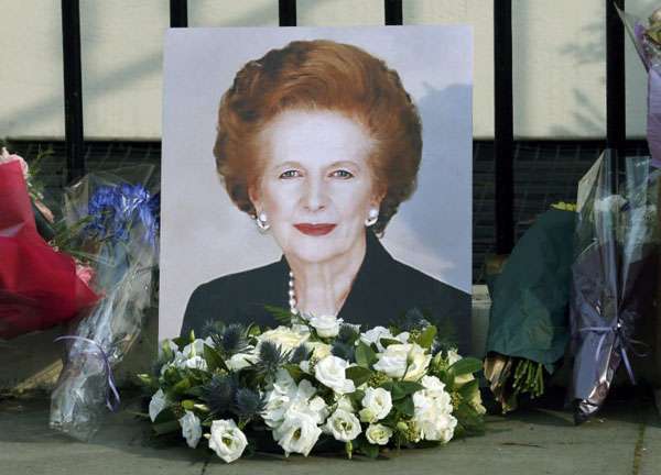 Margaret Thatcher: flores em homenagem a dama de ferro