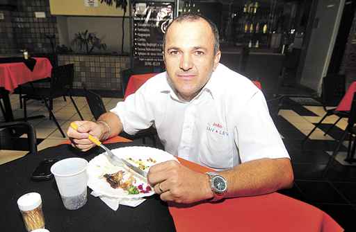 João Elísio veio da Paraíba e reclama do valor da refeição. Ele lamenta não poder almoçar em casa e diz que sua chefe já pensa em rever o valor