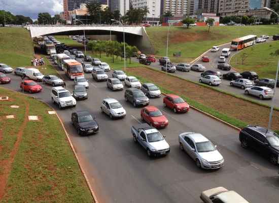 Falta de luz gera engarrafamento na pista que liga W3 Norte e W3 Sul