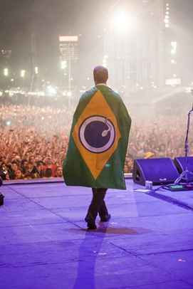 Faixa inédita foi apresentada no Festival Lollapalooza, em São Paulo e no Chile