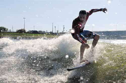 Espaço de lazer e de esporte, o Lago Paranoá sedia até mesmo campeonatos de wakesurf: stand-up paddle, caiaque, lancha e jet ski povoam o espelho d'água