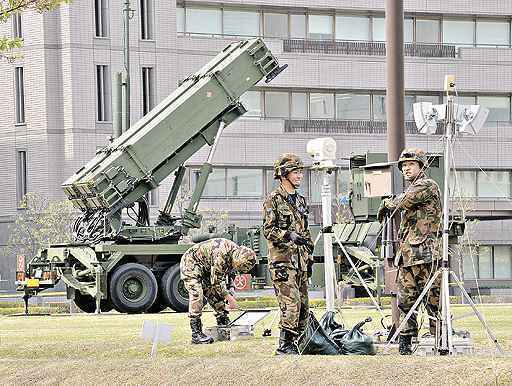 Soldados japoneses da Força de Autodefesa Terrestre instalam uma bateria antimísseis Patriot, em Tóquio