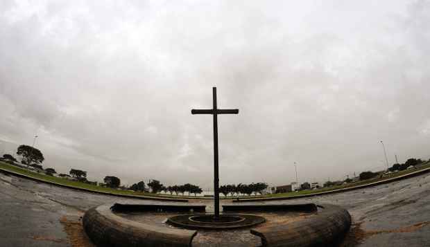 O céu da capital amanheceu cinza e cheio de nuvens