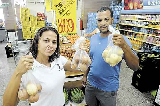 Carla e Moisés reduzem a quantidade de batata e cebola que levam para casa, devido à disparada dos preços