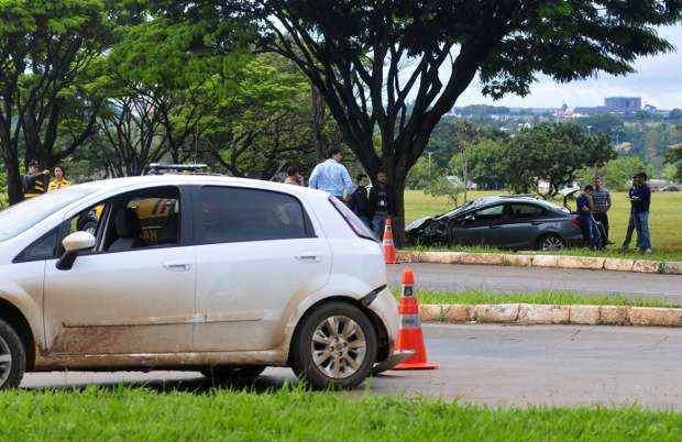 Colisão entre dois carros no final da Asa Sul