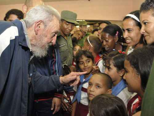 Fidel Castro conversa com crianças durante a inauguração de escola em Havana