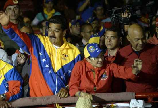 Venezuelano, Nicolás Maduro, presidente em exercício, cumprimenta simpatizantes durante um comício em Barquisimeto (10/4)