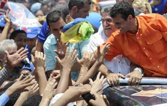 Candidato da oposição venezuelana, Henrique Capriles cumprimenta simpatizantes durante um comício de campanha em San Fernando de Apure (11/4)