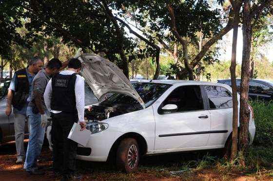 Um dos suspeitos estava saindo pela janela de um carro Fiat Palio da cor branca quando foi abordado pelos seguranças