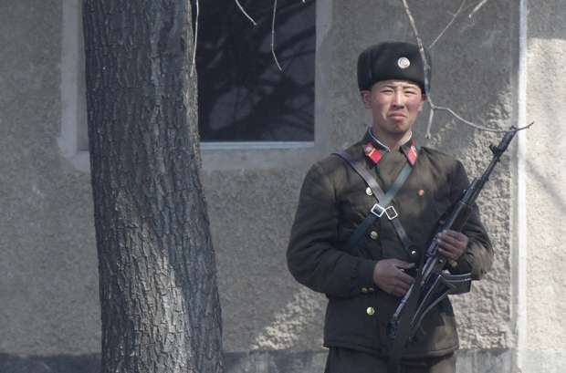 Soldado norte-coreano à margem do Yalu, perto da cidade norte-coreana de Sinuiju. A Coreia do Norte aumentou as ameaças após ser atingida por novas sanções da ONU