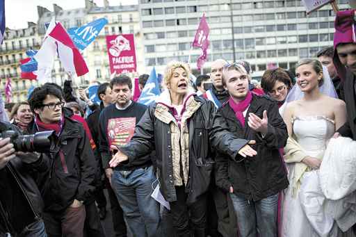 Opositores da proposta protestam em Paris: em minoria no parlamento, eles pedem referendo popular