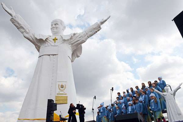 Durante a cerimônia, a estátua foi benzida pelo arcebispo de Czestochowa, Waclaw Depo