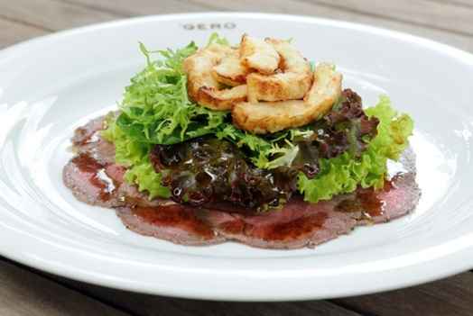 Salada verde mista com rosbife e alcachofra dourada