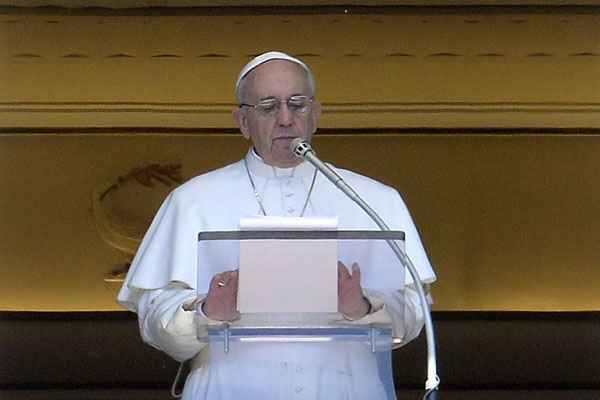 Diante dos fiéis reunidos na Praça de São Pedro, papa pede que rezem pelos cristãos