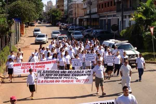 Em faixas e cartazes, os amigos e familiares demonstravam toda a dor da perda do amigo. Algumas diziam: 