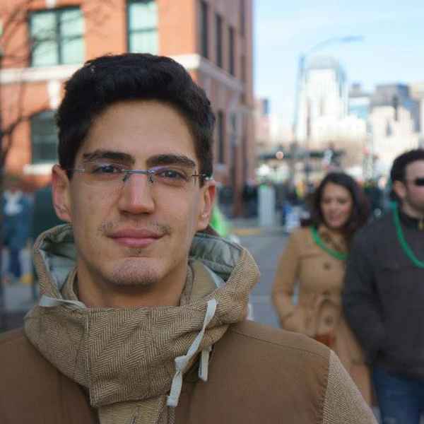 Tiago conta que subiu no 24º andar de um dos prédios do câmpus universitário, junto a outros estudantes