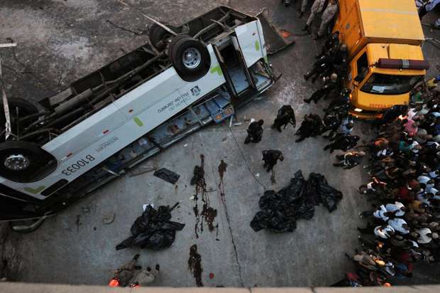 Pessoas cercam ônibus que caiu de viaduto de altura de 15 metros no Rio de Janeiro