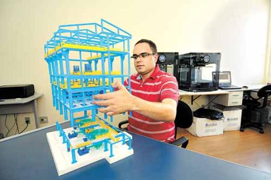 Arley Costa, diretor de Desenvolvimento da EPRO3D: a empresa tem três máquinas para a produção de peças e de maquetes em 3D