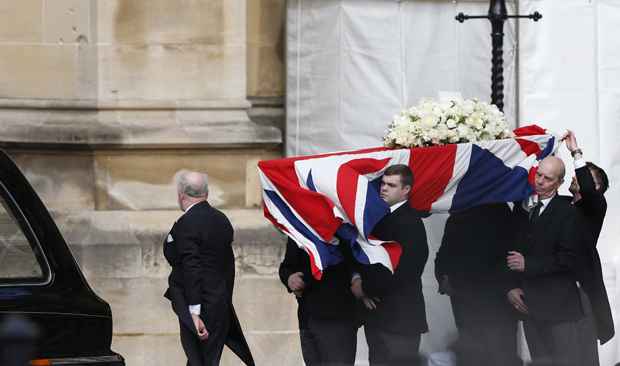 Homens carregam o caixão da ex-primeira-ministra britânica Margaret Thatcher ao chega no Palácio de Westminster, em Londres