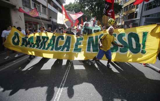 Enquanto as propostas eram reveladas, do lado de fora do palácio foi formado um protesto de integrantes da organização Comitê Popular Rio, que lidera a campanha 