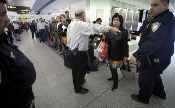 Funcionários do aeroporto auxiliaram na retirada dos passageiros