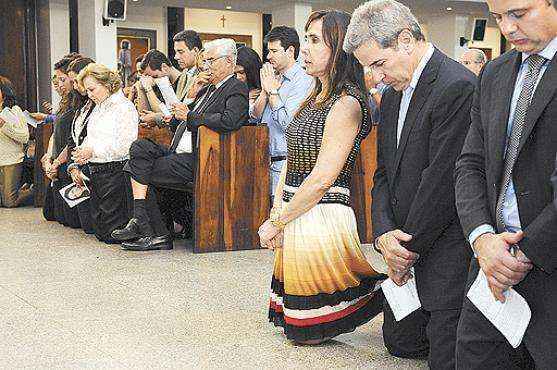 Acompanhado da mulher, Cleucy, o ex-senador Luiz Estevão (D) estava na primeira fila, assim como o ex-governador Roriz, Dona Weslian e as filhas