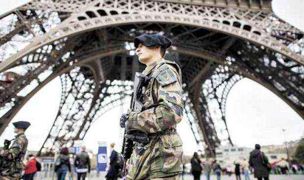 Nas ruas de Paris, militares reforçam a segurança em pontos turísticos, como a Torre Eiffel: cidade em alerta depois do incidente