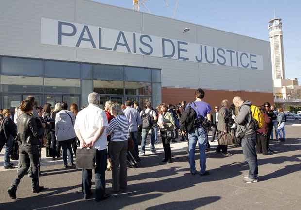 Manifestantes e imprensa reunida em frente ao palácio: muitas mulheres esperaram por várias horas a abertura do parque de exposições de Marselha, transformado em tribunal para este processo