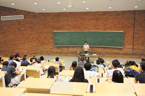 Aula na UnB: com a correção do erro da lei, as universidades federais poderão manter a atual política de só contratar professores mais qualificados